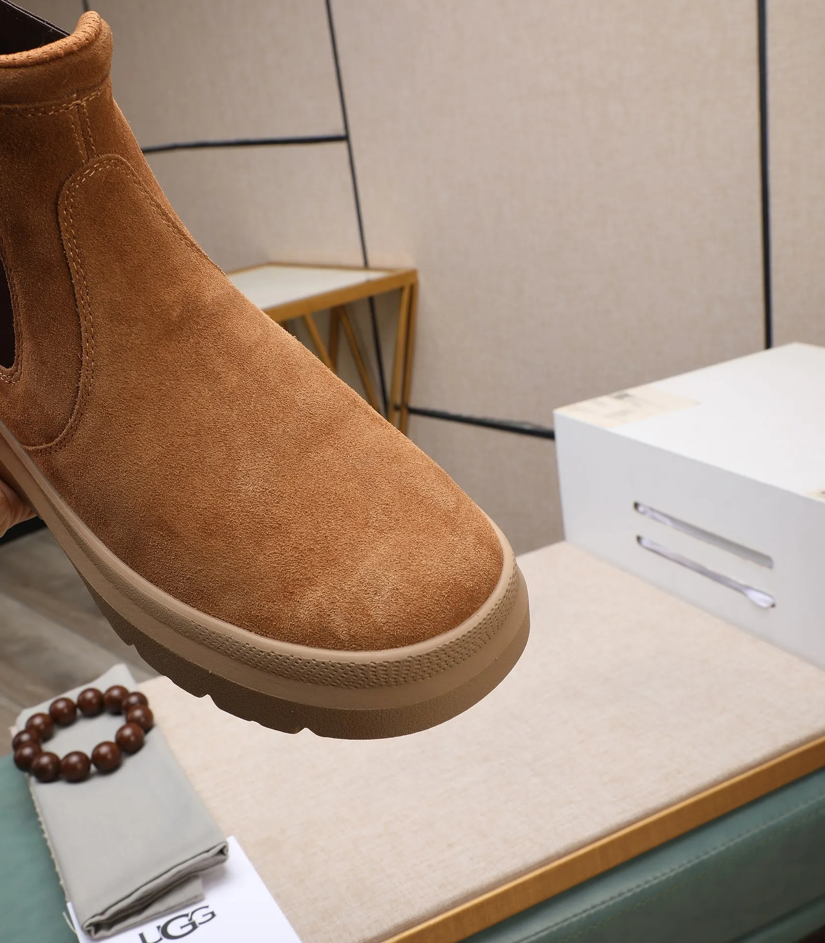 Men's shoes 💰620 Please note the quality of the original order and compare the thickness of the wool 🏮🏮 Popular UGG from Australia's warm luxury brand men's shoes, the official website is synchronized, Beckham men's style..., made of imported top-layer waxed cowhide, waxed toe cap, Australian genuine wool velvet lining Carefully sewn...Imported rubber Martin boots outsole (comfortable, soft and wear-resistant). I really like the quality..Exquisite workmanship. You can't put it down at first sight. Size 39-44